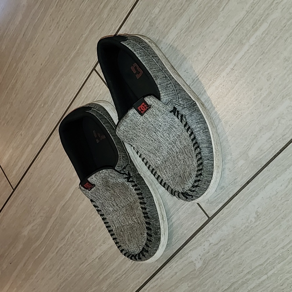 Boys DC shoes size 5.5